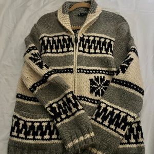GAP large hand knit gray blue white color in good condition no issues,